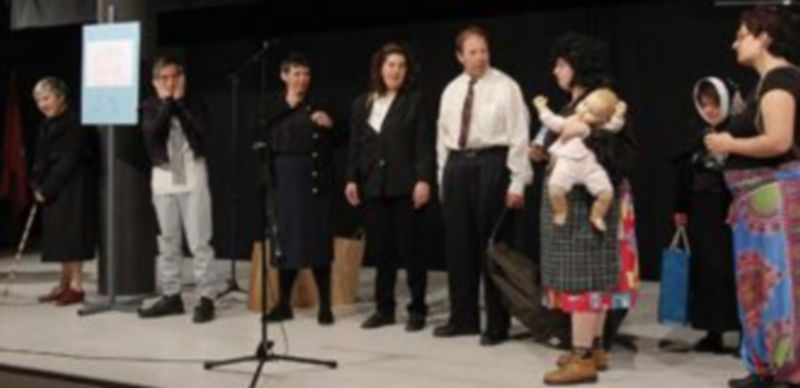 Un momento de  la representación de una de las obras por los usuarios de Apadefim./ Gabriel Gómez