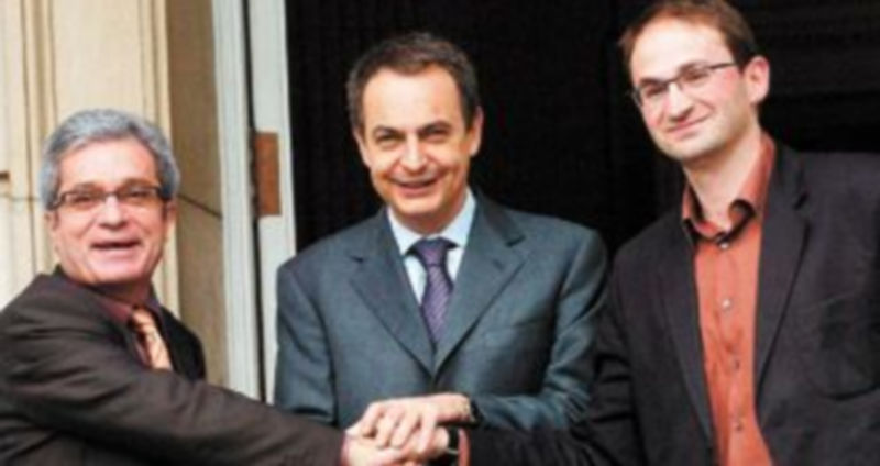 Zapatero saluda a los dirigentes de ICV Joan Saura (i) y Joan Herrera para celebrar una reunión en la que dio su visto bueno al nuevo Estatuto de Cataluña en 2006. / Efe