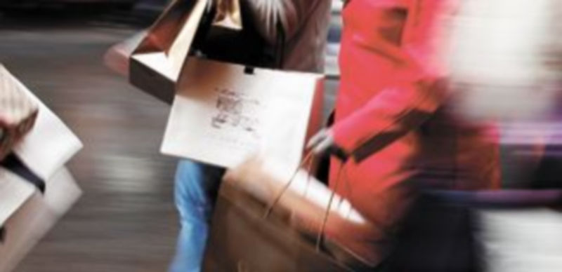 La Organización de Consumidores y Usuarios recomienda hacerse una lista con las cosas que realmente se necesitan antes de salir a comprar. / Reuters