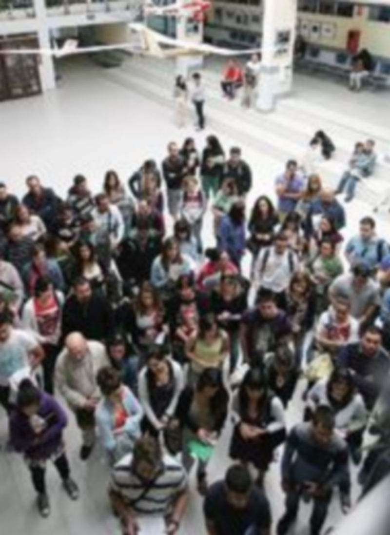 Esperanza limitada para 10.976 opositores 1 Decenas de opositores esperan a ser nombrados por el tribunal para entrar a realizar el examen en Salamanca. / Ical