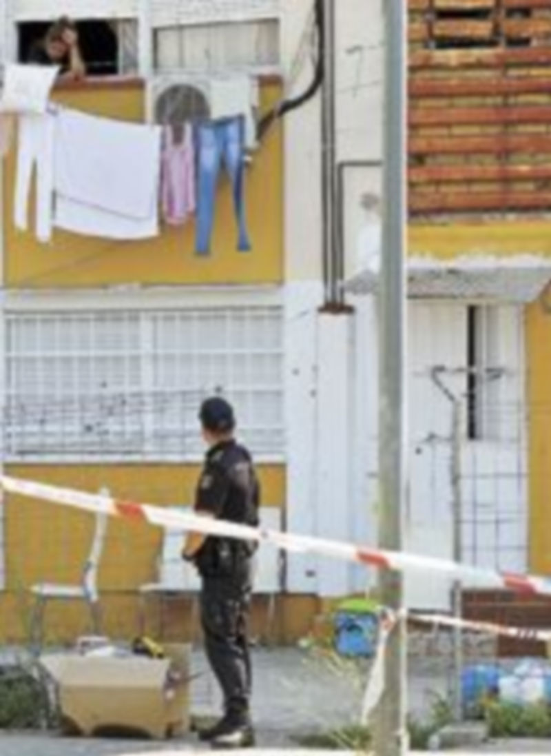 Las balas impactaron en la fachada de la vivienda. / Efe