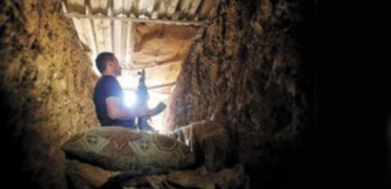 Un miliciano opositor al Gobierno de Bachar al Asad se oculta de los ataques de las fuerzas gubernamentales. / Reuters