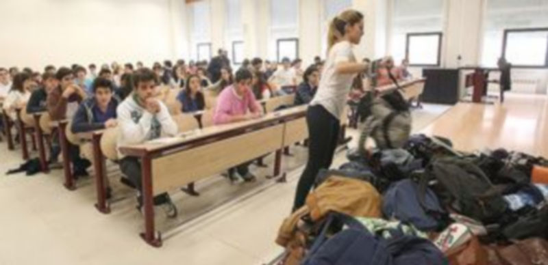 El paro sí entiende de estudios 1 Alumnos de diferentes centros de Valladolid se diponen a realizar el examen de selectividad. / Ical