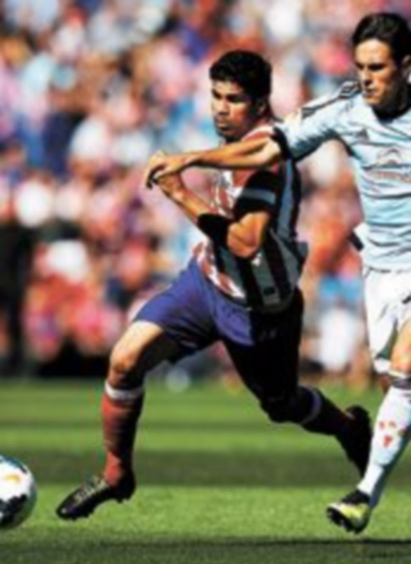 Lucha por el balón entre el rojiblanco Diego Costa y el jugador del Celta David Costas. / Reuters