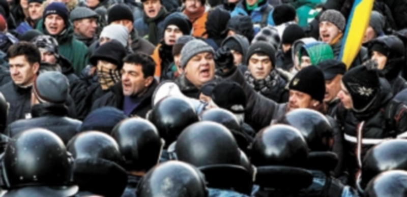 Los agentes intentan frenar el avance de los opositores al Ejecutivo de Kiev en las calles de la capital. / Reuters