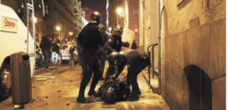 Agentes heridos tras enfrentarse a los manifestantes de ‘Rodea el Congreso’. / Europa Press