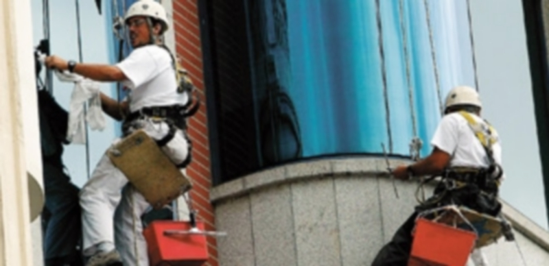 Dos trabajadores del sector de la limpieza