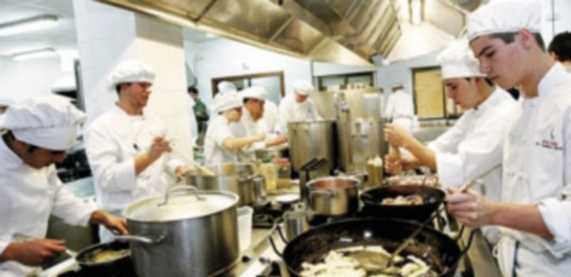 Los jóvenes que logran acceder al mercado laboral suelen tener unos sueldos muy bajos. / David Pérez