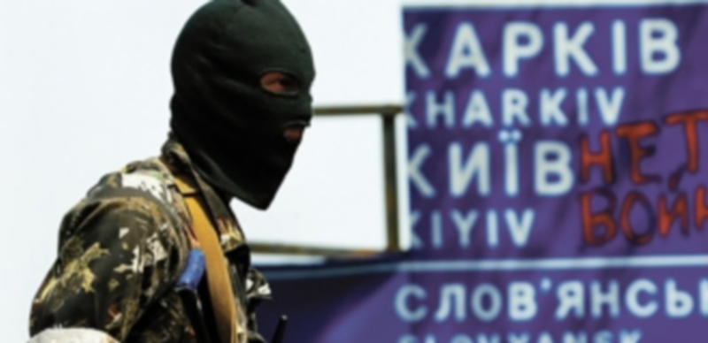 Milicianos prorrusos vigilan los alrededores de la ciudad de Slaviansk