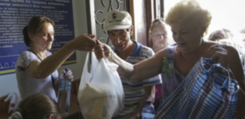 Varios ucranianos recolectan comida para ayuda humanitaria durante la batalla de la frontera con Rusia. / Efe