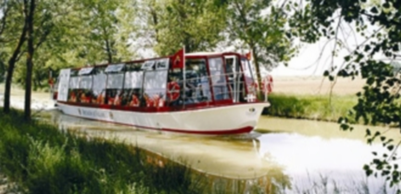 La Junta financió en veinte años un millar de proyectos de cooperación 1 Dos cooperantes observan con detenimiento las labores que realiza una indígena peruana. / Europa Press