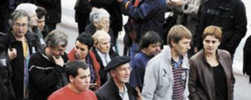 Una manifestación contra las presuntas agresiones que reciben los etarras durante sus arrestos recorrió hace unos días las calles de San Sebastián. / Reuters