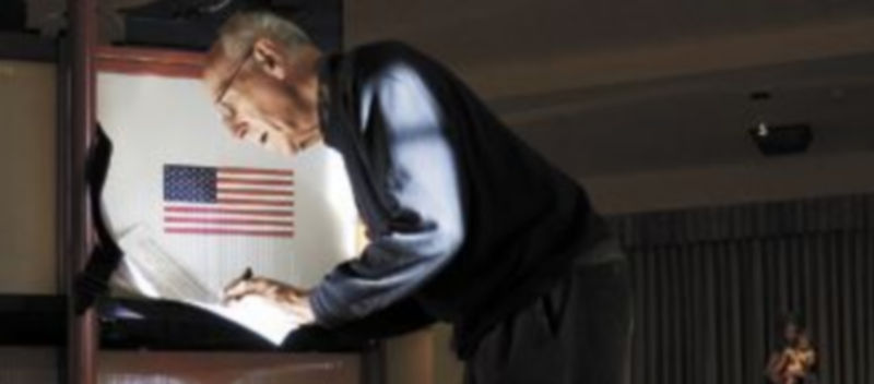 Un ciudadano se dispone a ejercer su derecho en un colegio electoral de Nueva York. / Reuters