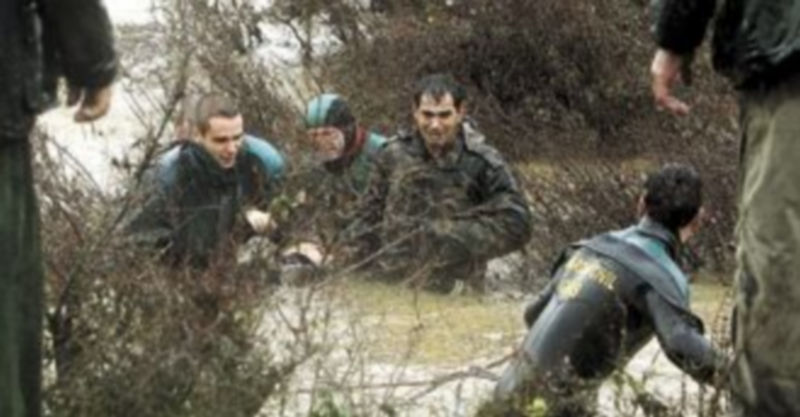 Varios efectivos de la Benemérita y un familiar del pequeño