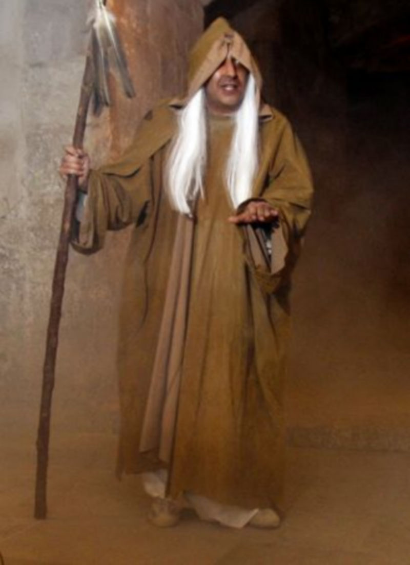 La escalera renacentista de la fortaleza es uno de los nuevos escenarios que los visitantes recorren en esta visita teatralizada nocturna al Castillo. / Gabriel Gómez