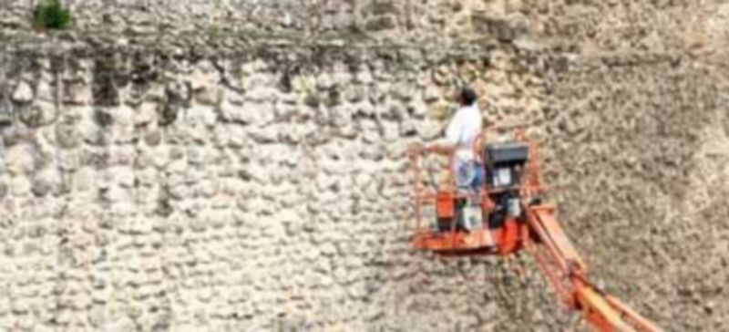 Un operario aplicando la patina en el tramo de muralla de la Calle Nueva ./Gabriel Gómez.