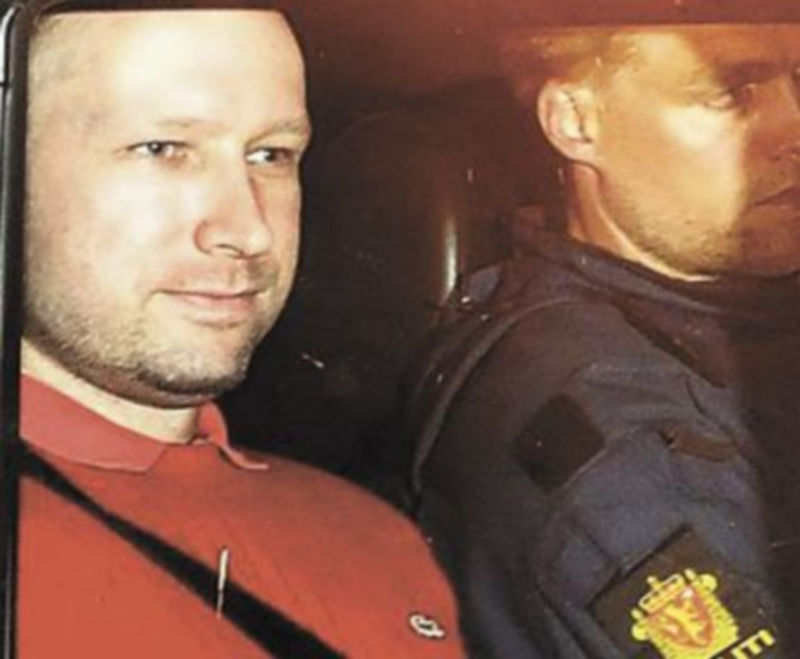 Breivik sale de los juzgados tras su primera comparecencia. / Reuters