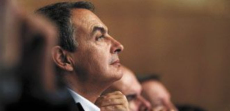 José Luis Rodríguez Zapatero escucha un discurso de un compañero del Partido Socialista. /Reuters