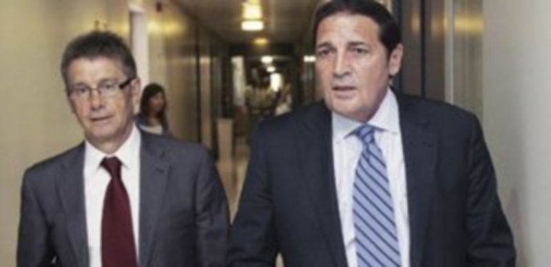 El consejero de Sanidad (d) presenta sobre el Plan de Atención Primaria junto al director general de Asistencia Sanitaria. / Ical