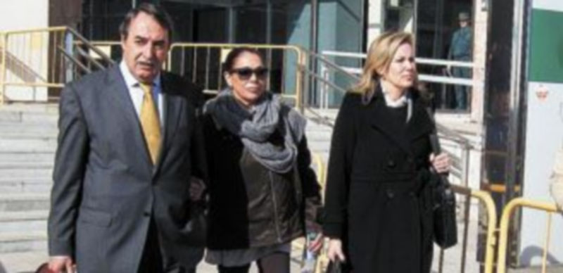 Isabel Pantoja (c) sale de los Juzgados de Marbella acompañada por su abogado