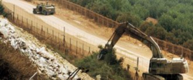 Una grúa del Ejército israelí talaba ayer árboles que crecen en la parte libanesa de la frontera entre ambos países. / Efe