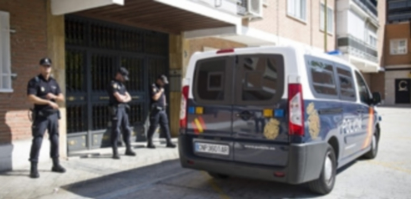 La Policía vigila el piso del presunto pederasta durante uno de los registros. / Efe