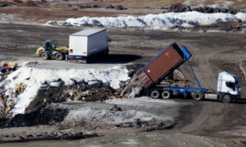 El traslado de vertidos de Italia a la localidad onubense de Nerva ocasionó las denuncias de Greenpeace en 2011. / EP.