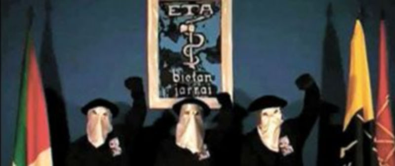 Los tres portavoces de ETA alzan sus puños después de hacer pública la intención de la banda de «no llevar a cabo acciones armadas ofensivas». / Reuters