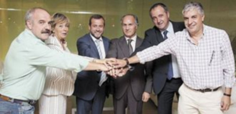 Del Canto y De la Vega (c) estrechan la mano con los sindicatos. / Ical