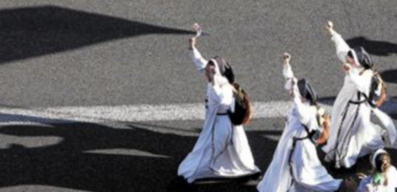 Varias religiosas muestran su alegría por su participación en las Jornadas. / Efe