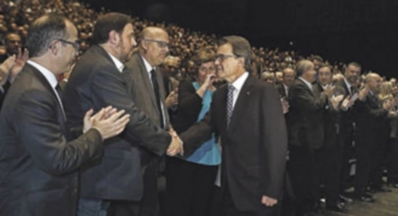 Artur Mas saluda a Oriol Junqueras a su llegada al Auditorio Fórum de Barcelona el martes. / EFE