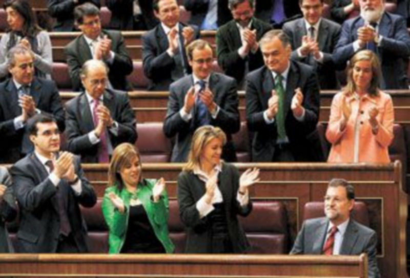 Los diputados del PP aplauden en pie una de las intervenciones de su presidente