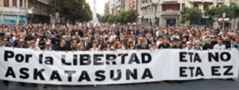 Imagen de la cabeza de la marcha que recorrió ayer Bilbao contra la violencia de ETA. /EFE