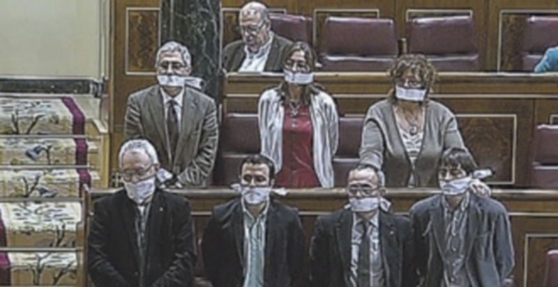 Protestas de los siete diputados de la Izquierda Plural. / Efe