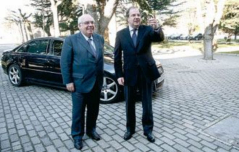 Juan Vicente Herrera (d) recibe al presidente del Principado de Asturias en la sede de la Presidencia en Valladolid. / ICAL