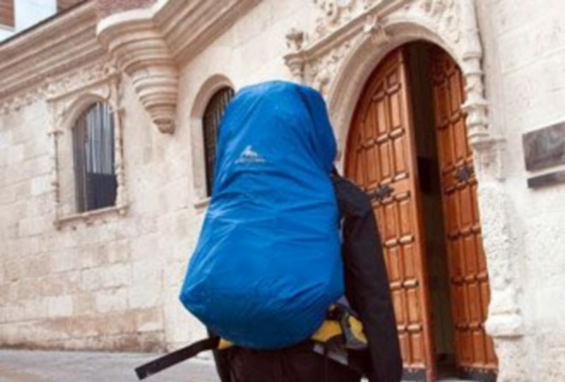Un peregrino llega a un albergue en Burgos. / ICAL