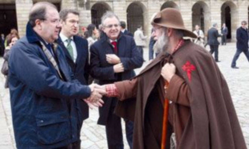 Juan Vicente Herrera estrecha la mano de un peregrino ante la mirada de Alberto Núñez Feijóo (c) y Miguel Sanz. / ICAL