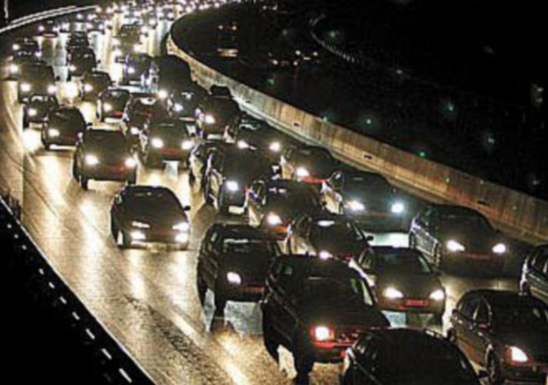 Retenciones en sentido Barcelona a su paso por el municipio tarraconense de Roda de Bara. /EFE