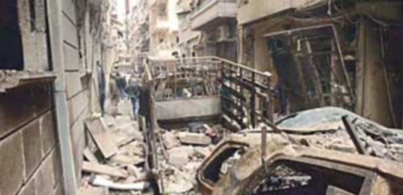 Las calles de la ciudad siria de Alepo quedaron devastadas tras los ataques de los rebeldes sirios en los últimos meses. / EFE