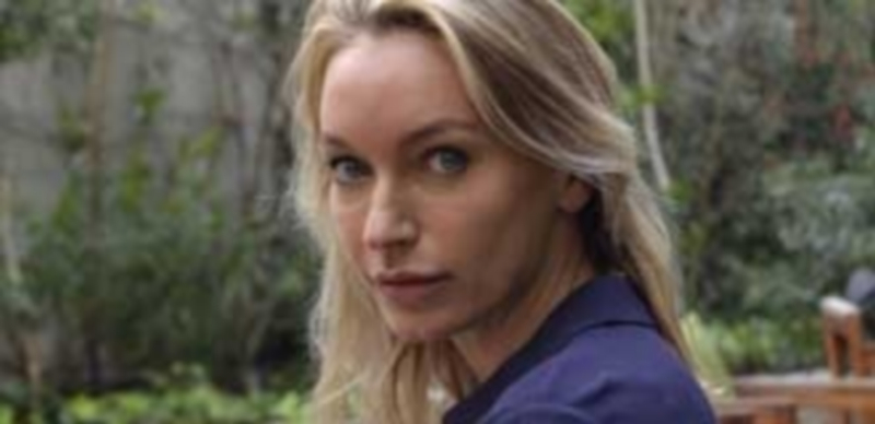 La escritora L.S. Hilton prepara el guión de la película sobre su novela ‘Maestra’ que se estrenará en 2017. / Efe