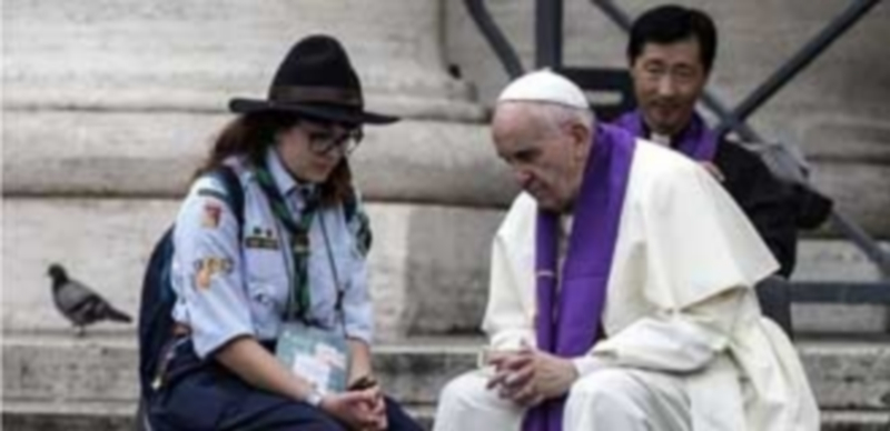 El Papa confiesa a una adolescente en los actos del Jubileo de la Misericordia. / Efe