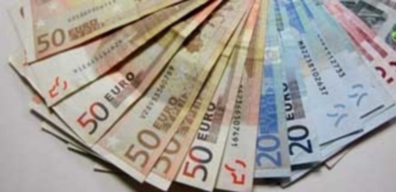 Los españoles dedican 18 años del salario íntegro a pagar impuestos 1 El informe señala que las subidas de impuestos aprobadas durante la crisis tuvieron un efecto “especialmente duro”. / E. P.