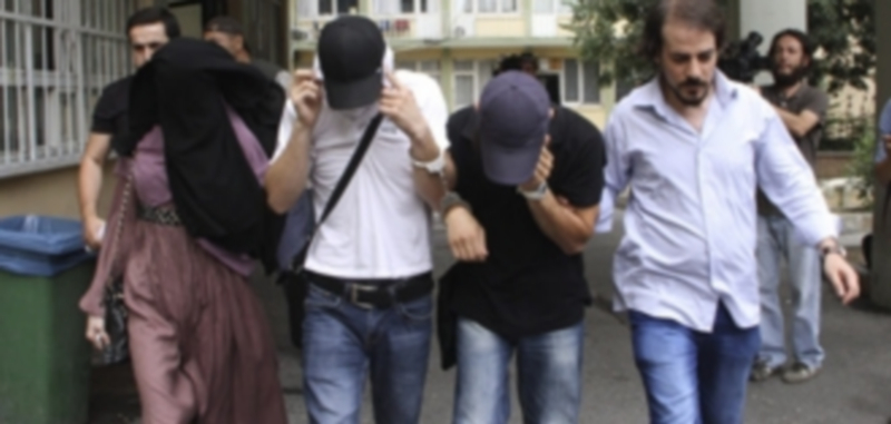 Agentes de policía detienen a supuestos miembros del Estado Islámico (EI) en Estambul durante la operación. / Efe