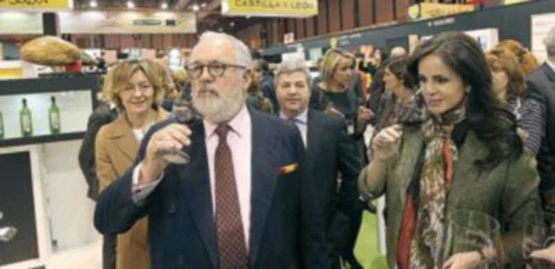 El ministro Arias Cañete y la consejera Silvia Clemente coincidieron hace unos meses en el Salón Gourmets de Madrid. / Ical