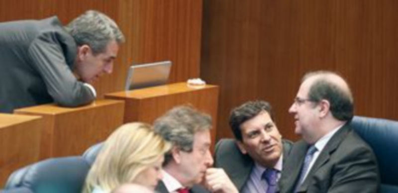 Respaldo unánime de la Comunidad contra la reforma local del Gobierno 1 Herrera departe en un momento del pleno con varios miembros de su grupo parlamentario y de su Gobierno. / Ical