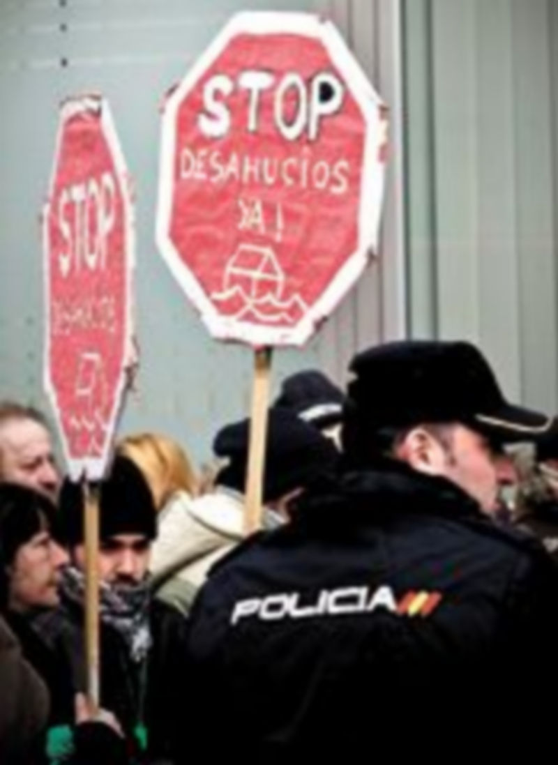 Manifestaciones antidesahucios controladas por la Policía. / Reuters