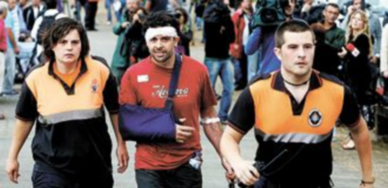 Dos miembros de Protección Civil acompañan a uno de los heridos en su llegada a uno de los hospitales habilitados para las víctimas. / Foto: Agencias