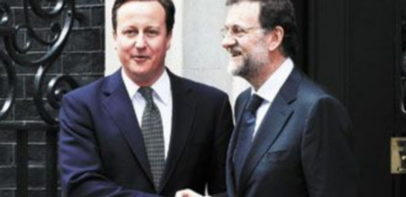 David Cameron y Mariano Rajoy posan en una amigable actitud durante una de las visitas del español a Londres en 2012. / Finbarr O’reilly (reuters)