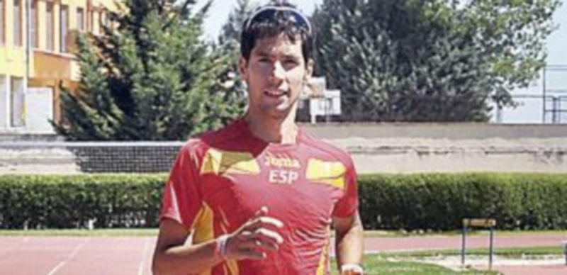 Javier Guerra durante un entrenamiento en las pistas de atletismo del complejo deportivo Antonio Prieto. / Kamarero