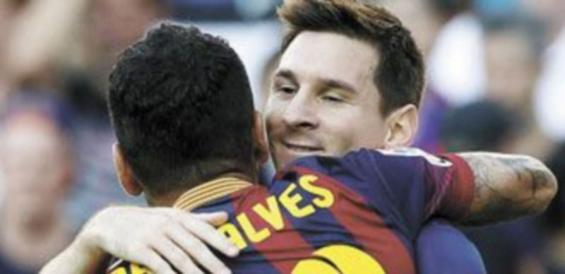 Dani Alves felicita a Leo Messi